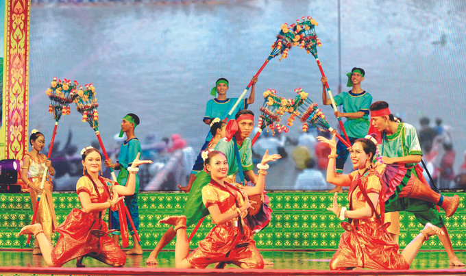 ខេត្ត សុកត្រាំង ផ្តោតសំខាន់កសាងក្រុមសម្តែងវប្បធម៌សិល្បៈដើម្បីទាក់ទាញ រក្សាភ្ញៀវទេសចរផង ព្រមទាំងរួមចំណែកសាយភាយបណ្តាតម្លៃវប្បធម៌ប្រពៃណីនៃ តំបន់ដែនដីផង ខេត្ត សុកត្រាំង ពង្រីកវប្បធម៌ប្រពៃណីផ្សារភ្ជាប់ជាមួយនឹងការអភិវឌ្ឍទេសចរណ៍ ảnh 4