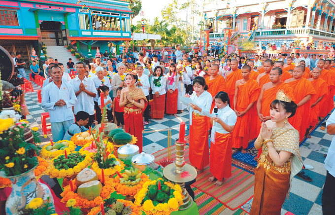 បងប្អូនជនជាតិ ខ្មែរ អនុវត្តពិធីកិច្ចដង្ហែមហាសង្រ្កាន្ត និងក្បួនដង្ហែទទួលទេវតា ប្រទក្សិណព្រះវិហារ ចូលឆ្នាំថ្មីប្រពៃណីនៅវត្តសិរីសុខុមសង្គមមានជ័យ ស្រឡូង ឬហៅវត្ត ចែនកៀវ នៅឃុំ ដាយតឹម ស្រុក មីស្វៀន ខេត្ត សុកត្រាំង ពង្រីកវប្បធម៌ប្រពៃណីផ្សារភ្ជាប់ជាមួយនឹងការអភិវឌ្ឍទេសចរណ៍ ảnh 3