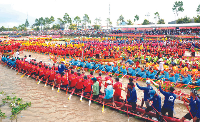 ការប្រណាំងទូក ង - វិញ្ញាសាកីឡាប្រពៃណីរបស់បងប្អូនជនជាតិ ខ្មែរ ត្រូវបានរៀបចំ ឡើងក្នុងឱកាសពិធីបុណ្យ អកអំបុក តែងតែទាក់ទាញ ភ្ញៀវទេសចរក្នុងនិងបរទេសមក ទស្សនានិងលើកទឹកចិត្តយ៉ាងច្រើនកុះករ ខេត្ត សុកត្រាំង ពង្រីកវប្បធម៌ប្រពៃណីផ្សារភ្ជាប់ជាមួយនឹងការអភិវឌ្ឍទេសចរណ៍ ảnh 1