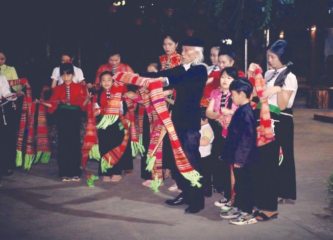 ទោះបីជាមានវ័យចំណាស់ក៏ដោយក៏ប៉ុន្តែសិប្បករឆ្នើម ឡ វ៉ាន់បៀន នៅតែអស់ពីចិត្តពីថ្លើមបង្ហាត់បង្រៀនស្វែ ថៃ ឱ្យក្មេងៗ ជំនាន់ក្រោយជានិច្ច ដោយមានគោលបំណងចង់អភិរក្សនិងពង្រីកបេតិកភណ្ឌសិល្បៈ កន្លែងបន្សល់ទុកនូវតម្លៃវប្បធម៌ដែនដី មឿងឡ ảnh 1