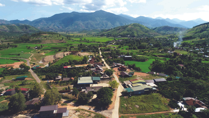 តាំងពីឆ្នាំ ១៩៩៦ រហូតមកទល់ពេលនេះ ស្រុក ក្រុងបុង (ខេត្ត ដាក់ឡាក់) មាន ២.៦៦១ ក្រុមគ្រួសារដោយមានមនុស្សចំនួន ១៥.៧៦៩ នាក់ ចំណាកស្រុកក្រៅផែនការ។ អាស្រ័យដោយដាក់ដំណើរការមានប្រសិទ្ធភាពរាល់គោលនយោបាយរក្សាលំនឹងការងារ បង្កបង្កើតផលនិងតាំងទីលំនៅអចិន្ត្រៃយ៍ ជីវភាពប្រជាជនចំណាកស្រុកក្រៅផែនការបានស្ថិរភាពជាបណ្តើរៗ រក្សាលំនឹងទីលំនៅឋាន សម្រាប់ប្រជាជនចំណាកស្រុកក្រៅផែនការនៅស្រុក ក្រុងបុង ảnh 1
