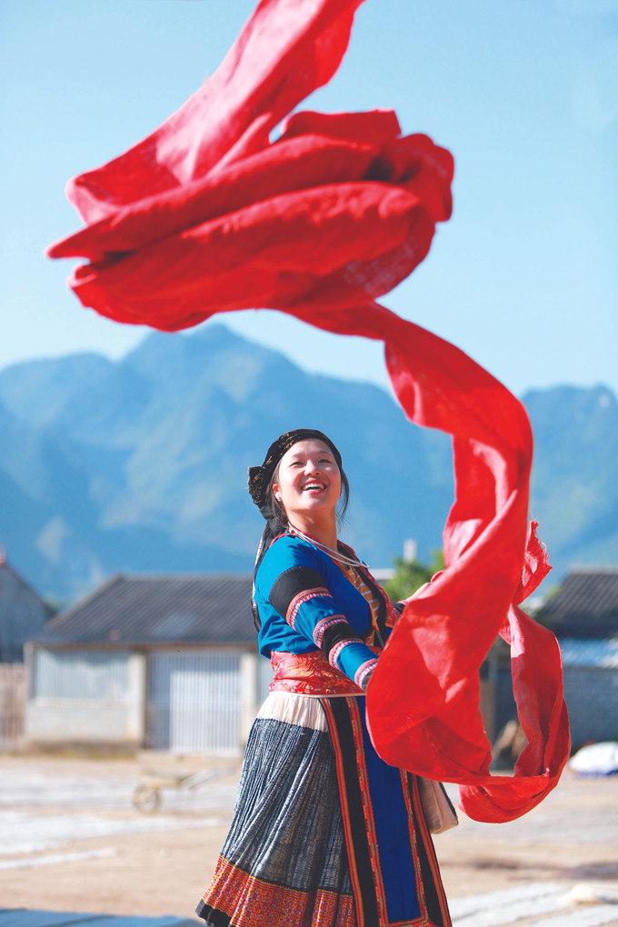 ត្បាញក្រណាត់សាច់លីនិនជារបរប្រពៃណីរបស់ជនជាតិ ម៉ុង នៅ លុងតាម  ảnh 1