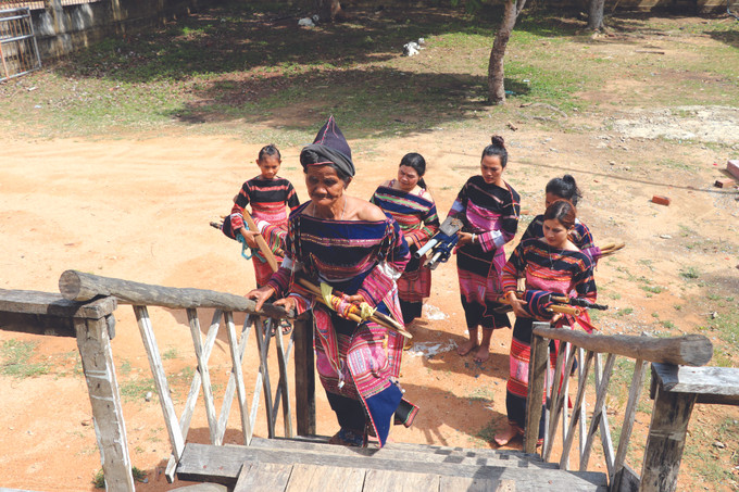 ក្លឹបត្បាញសំពត់សង្កិមរបស់នារី បាណា នៅភូមិ ពើណាង ឃុំ ទូអាន ទីរួមខេត្ត អានខេ (ខេត្ត យ៉ាឡាយ) សម្រស់នៃសំពត់សង្កិមរបស់ស្ត្រីជនជាតិ បាណា ảnh 3