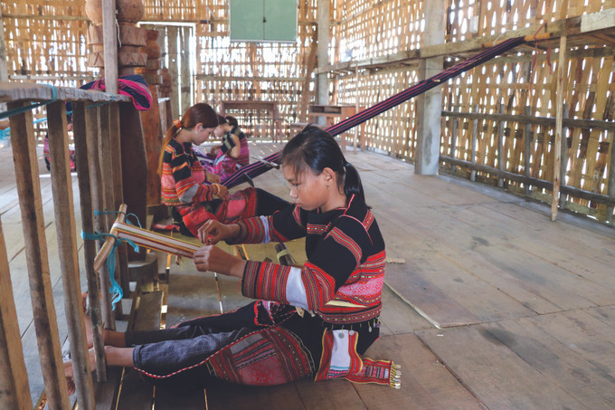 យុវនារីជនជាតិ បាណា ចូលចិត្តអង្គុយក្នុងផ្ទះ រ៉ុង ដើម្បីរៀនត្បាញសំពត់សង្កិមនិងស្តាប់ចាស់ភូមិទាំងឡាយនិយាយពីរឿងវប្បធម៌និងប្រវត្តិសាស្ត្ររបស់ភូមិ សម្រស់នៃសំពត់សង្កិមរបស់ស្ត្រីជនជាតិ បាណា ảnh 2