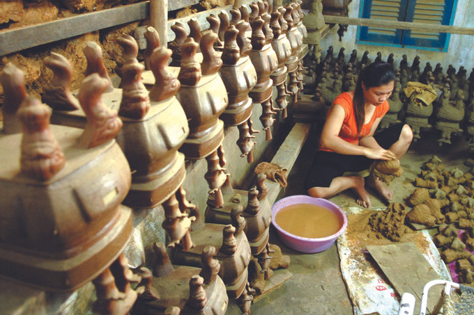 ការអភិវឌ្ឍភូមិសិប្បកម្មធ្វើរនាំងឫស្សីពក តឹនថុងហូយ (ស្រុក គូជី) គឺជាផលិតផលមួយក្នុងចំណោមផលិតផលកសិកម្មចម្បងទាំង ៦ ... ត្រូវបានគណៈកម្មាធិការប្រជាជនទីក្រុង ហូជីមិញ អនុម័តនៅក្នុងគម្រោងនៃកម្មវិធីឃុំមួយផលិតផលមួយនៅតំបន់ជនបទនៃទីក្រុងភូមិសិប្បកម្មធ្វើកំប៉ុងជើងធូបស្ពាន់ អានហូយ (ខណ្ឌ ហ្កវ៉ឹប) ជាង ២០០ ឆ្នាំមកហើយនៅតែបន្តធ្វើសកម្មភាព សិប្បករទាំងឡាយនៅតែព្យាយាម ផ្ចិតផ្ចង់បង្កើតនូវបណ្ដាផលិតផលហត្ថកម្មមានគុណភាពខ្ពស់ ការថែរក្សានិងអភិវឌ្ឍន៍ ភូមិសិប្បកម្មប្រពៃណីទាំងឡាយ ảnh 2