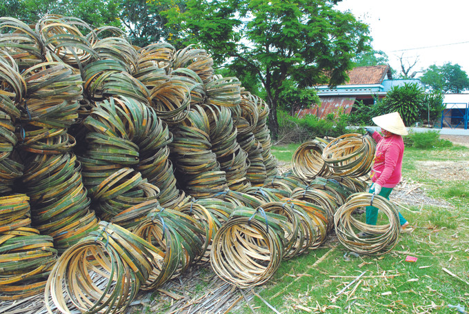 ភូមិសិប្បកម្មតម្បាញរវៃ ថាយមី (ស្រុក គូជី) ត្រូវបានចាត់ទុកថាជាប្រភពនៃបណ្ដាផលិតផលធ្វើអំពីឫស្សី ពក ដោយមានផលិតផលសម្បូរបែបមានតាំងពីច្រែង កញ្រែ្ជង កញ្ជើ ល្អី រហូតដល់ចង្អេររែងអង្ករ ចង្អេរអុំស្រូវ ចង្អេរធំ កញ្ឆេ...ស្ថិតនៅចម្ងាយពីមជ្ឈមណ្ឌលនៃទីក្រុង ហូជីមិញ ប្រហែល ៤០ គីឡូម៉ែត្រ ភូមិសិប្បកម្មនំបាញ់ត្រាង ភូហ្វាដុង (ស្រុក គូជី) មានប្រពៃណីតាំងពីយូរលង់ណាស់មកហើយ។ នៅក្នុងរូបថត៖ ហាលនំបាញ់ត្រាង - ដំណាក់កាលមួយក្នុងបណ្ដាដំណាក់កាលដែលទាមទារនូវការប៉ិនប្រសប់របស់អ្នកភូមិសិប្បកម្ម ការថែរក្សានិងអភិវឌ្ឍន៍ ភូមិសិប្បកម្មប្រពៃណីទាំងឡាយ ảnh 3