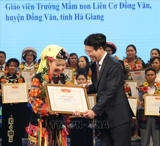 សមាជិកការិយាល័យនយោបាយ លេខាមជ្ឈិមបក្ស ប្រធានគណៈកម្មាធិការឃោសនាអប់រំមជ្ឈិមលោក វ៉វ៉ាន់ធឿង អញ្ជើញប្រគល់ជូនប័ណ្ណសរសើរដល់លោកគ្រូអ្នកគ្រូទាំងឡាយដែលត្រូវបានលើកសរសើរ ទិវាគ្រូបង្រៀន វៀតណាម ថ្ងៃទី ២០ ខែ វិច្ឆិកា៖ លើកសរសើរគ្រូបង្រៀនគំរូៗ ជាជនជាតិភាគតិចចំនួន ៦៣ រូប ảnh 1