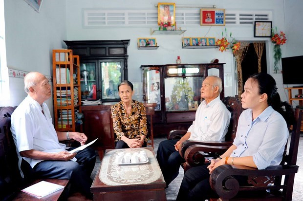 គ្រូបង្រៀនប្រជាជន ឡឹមអែស ប្រធានសមាគមជួយជំរុញការសិក្សាខេត្ត សុកត្រាំង អញ្ជើញមកសួរសុខទុក្ខ គ្រួសារ ខ្មែរ ដែលស្រឡាញ់ការសិក្សារៀនសូត្រមួយគ្រួនៅឃុំ ថាញ់ភូ ស្រុក មីស្វៀន ខេត្ត សុកត្រាំង គ្រូបង្រៀនប្រជាជន ឡឹមអែស ចំណាយពេលវេលាអស់មួយជីវិតសម្រាប់បុព្វហេតុអប់រំ ảnh 5