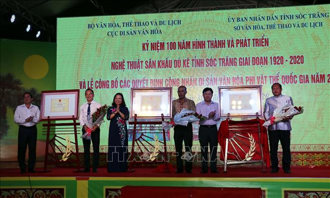 ប្រគល់ជូនសេចក្តីសម្រេចចិត្តទទួលស្គាល់បេតិកភណ្ឌវប្បធម៌អរូបីលំដាប់ជាតិចំពោះទម្រង់សិល្បៈប្រជាប្រិយ ភ្លេងពិណពាទ្យនិងរាំវង់របស់ជនជាតិ ខ្មែរ សុកត្រាំង ព្រមទាំងរបរសិប្បកម្មនំពា សុកត្រាំង ខេត្ត សុកត្រាំង៖ រំលឹកអនុស្សាវរីយ៍ខួបគម្រប់ ១០០ ឆ្នាំនៃល្ខោនយូកេនិងប្រកាសទម្រង់បេតិកភណ្ឌវប្បធម៌អរូបីទាំងឡាយ ảnh 2