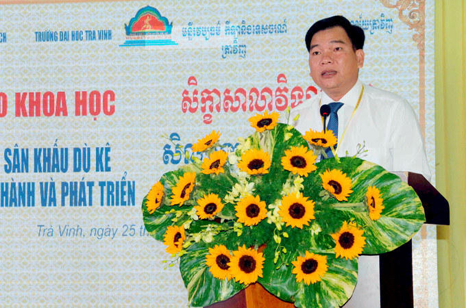 គណៈអធិបតីនៃសិក្ខាសាលា។ រូបថត៖ ថាញ់ហ្វា លោក យឿងហ្វាងសុម ប្រធានមន្ទីរវប្បធម៌កីឡានិងទេសចរណ៍ខេត្ត ត្រាវិញ អញ្ជើញថ្លែងសុន្ទរកថា ក្នុងសិក្ខាសាលា។ រូបថត៖ ថាញ់ហ្វា អភិរក្សនិងពង្រីកសិល្បៈល្ខោន យូកេ របស់បងប្អូនជនជាតិខ្មែរ ណាមបូ ảnh 4