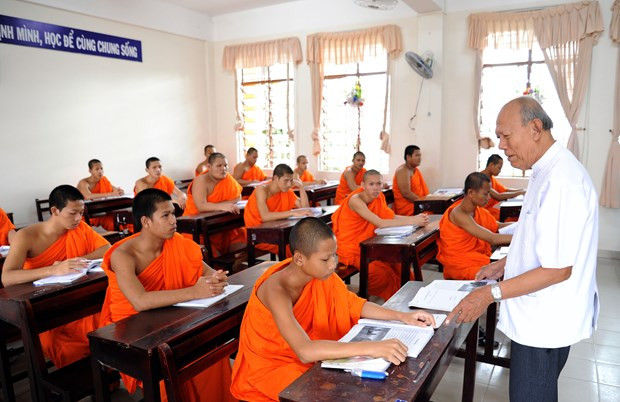 គ្រូបង្រៀនប្រជាជន ឡឹមអែស ជាមួយនឹងសមណសិស្សទាំងឡាយនៅសាលាមធ្យមសិក្សាបំពេញវិជ្ជាបាលី ណាមបូ (ទីក្រុង សុកត្រាំង ខេត្ត សុកត្រាំង) គ្រូបង្រៀនប្រជាជន ឡឹមអែស គឺជាគំរូដ៏ភ្លឺថ្លានៃអាជីពគ្រូបង្រៀនដែលបានចំណាយពេលវេលាស្ទើតែអស់មួយ ជីវិតសម្រាប់បុព្វហេតុអប់រំនិងការងារជួយជំរុញការសិក្សានៅខេត្ត សុកត្រាំង គ្រូបង្រៀនប្រជាជន ឡឹមអែស ចំណាយពេលវេលាអស់មួយជីវិតសម្រាប់បុព្វហេតុអប់រំ ảnh 1