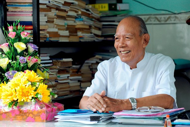 គ្រូបង្រៀនប្រជាជន ឡឹមអែស អញ្ជើញផ្លាស់ប្តូរជំនាញវិជ្ជាជីវៈក្នុងការបង្ហាត់បង្រៀនភាសា ខ្មែរ ជាមួយ គ្រូបង្រៀននៅសាលាមធ្យមសិក្សាបំពេញវិជ្ជាបាលី ណាមបូ (ទីក្រុង សុកត្រាំង ខេត្ត សុកត្រាំង) គ្រូបង្រៀនប្រជាជន ឡឹមអែស ចំណាយពេលវេលាអស់មួយជីវិតសម្រាប់បុព្វហេតុអប់រំ ảnh 3