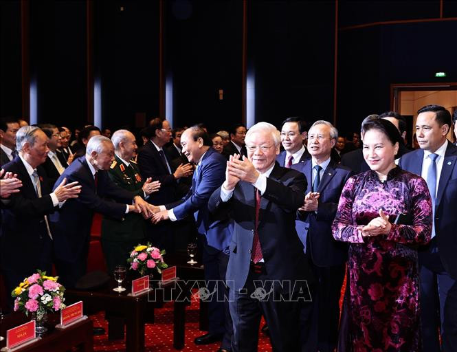 អគ្គលេខាបក្ស ប្រធានរដ្ឋ លោក ង្វៀនភូត្រុង លោកនាយករដ្ឋមន្ត្រី ង្វៀនស៊ន៉ភុក ប្រធានរដ្ឋាសភា លោកស្រី ង្វៀនធីគីមង៉ឹន អញ្ជើញចូលរួមក្នុងពិធីរំលឹកអនុស្សាវរីយ៍។ រូបថត៖ ត្រុងឌឹក - ទីភ្នាក់ងារព័ត៌មានវៀតណាម ខួបគម្រប់ ៩០ ឆ្នាំដែលពោរពេញទៅដោយភាពរុងរឿងថ្កុំថ្កើងនៃបុព្វហេតុមហាសាមគ្គីទូទាំងប្រជាជាតិ ảnh 5