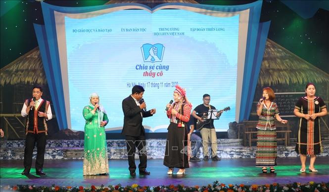 លោកគ្រូ អ្នកគ្រូអញ្ជើញចូលរួមកម្មវិធី“ ចែករំលែកជាមួយលោកគ្រូ អ្នកគ្រូ” ជួបប្រាស្រ័យ ចែករំលែកផ្លាស់ប្ដូរយោបល់ក្នុងកម្មវិធី ទិវាគ្រូបង្រៀន វៀតណាម ថ្ងៃទី ២០ ខែ វិច្ឆិកា៖ លើកសរសើរគ្រូបង្រៀនគំរូៗ ជាជនជាតិភាគតិចចំនួន ៦៣ រូប ảnh 5