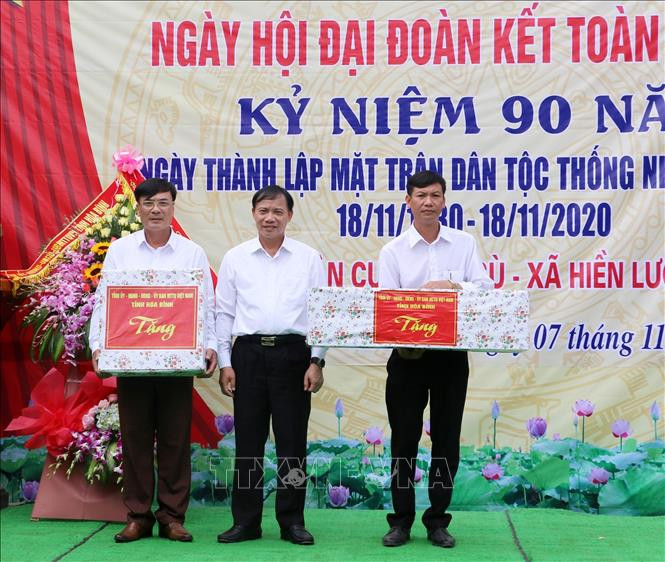 លោក ដូវ៉ាន់ជៀន រដ្ឋមន្ត្រី ទទួលបន្ទុកប្រធានគណៈ កម្មាធិការជនជាតិអញ្ជើញជូនអំណោយអោយ គណៈ កម្មាធិការប្រជាជនឃុំ ហៀនលឿង លោក ដូវ៉ាន់ជៀន រដ្ឋមន្ត្រី ទទួលបន្ទុកប្រធានគណៈ កម្មាធិការជនជាតិអញ្ជើញជូនអំណោយអោយកម្មាភិបាល ប្រជាជននៅភូមិ ងូ ឃុំ ហៀមលឿង ស្រុក ដាបាក់ ខេត្ត ហ្វាប៊ិញ សមមិត្ត ប៊ូយវ៉ាន់ខាញ់ ប្រធានគណៈកម្មាធិការប្រជាជនខេត្ត ហ្វាប៊ិញ អញ្ជើញជូនអំណោយអោយឃុំ ហៀនលឿង លោក ដូវ៉ាន់ជៀន រដ្ឋមន្ត្រី ទទួលបន្ទុកប្រធានគណៈកម្មាធិការជនជាតិ អញ្ជើញចូលរួម កម្មវិធីមហាសាមគ្គីប្រជាជាតិនៅខេត្ត ហ្វាប៊ិញ ảnh 4