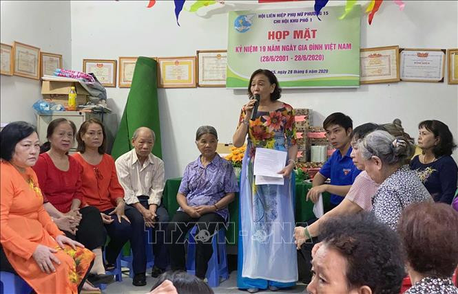 អ្នកស្រី លីម៉ាយអាញ់ (អ្នកកំពុងឈរ) អនុប្រធានគណៈកម្មការការងាររណសិរ្សអនុសងា្កត់លេខ ១ សង្កាត់ លេខ ១៥ ខណ្ឌលេខ ៥ អញ្ជើញថ្លែងមតិយោបល់ក្នុងពេលជួបប្រជុំរបស់សាខាសមាគមនារីអនុសងា្កត់លេខ ១ នាឱកាសទិវាគ្រួសារ វៀតណាម កម្មាភិបាលរណសិរ្សដ៏សកម្មទាំងឡាយនៅទីក្រុង ហូជីមិញ ảnh 2