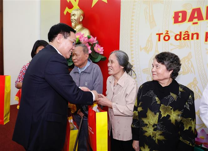 ថ្នាក់ដឹកនាំបក្ស រដ្ឋ អញ្ជើញចូលរួមកម្មវិធីមហាសាមគ្គីជនជាតិទាំងមូលនៅទីក្រុង ហាណូយ ảnh 3