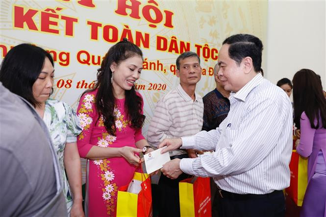 ថ្នាក់ដឹកនាំបក្ស រដ្ឋ អញ្ជើញចូលរួមកម្មវិធីមហាសាមគ្គីជនជាតិទាំងមូលនៅទីក្រុង ហាណូយ ảnh 5