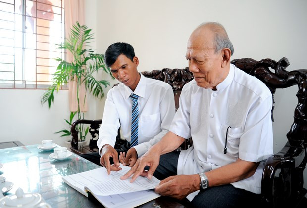 ទោះបីមានអាយុជាង ៨០ ឆ្នាំហើយក៏ដោយ លោកគ្រូ ឡឹមអែស នៅតែព្យាយាមនឹងការងារជំរុញសិក្សា ចូលរួមដោយផ្ទាល់ជាប្រចាំក្នុងការងារបង្រៀនអក្សរ ខ្មែរ នៅតាមសាលារៀនលើភូមិសាស្ត្រខេត្ត សុកត្រាំង និងតាមបណ្ដាខេត្ត ក្រុងនៅ ណាមបូ គ្រូបង្រៀនប្រជាជន ឡឹមអែស ចំណាយពេលវេលាអស់មួយជីវិតសម្រាប់បុព្វហេតុអប់រំ ảnh 4