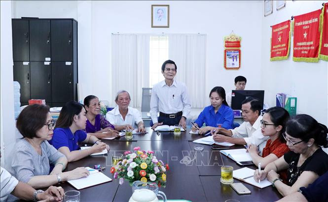 លោក ឡេវ៉ាន់បូយ ប្រធានគណៈកម្មការការងាររណសិរ្សអនុសងា្កត់លេខ ១ សង្កាត់លេខ ២ ខណ្ឌ ភូញន់ ទីក្រុង ហូជីមិញ (អ្នកកំពុងឈរ) នៅឯសម័យប្រជុំគណៈកម្មការការងាររណសិរ្សអនុសងា្កត់លេខ ១ ត្រៀមរៀបចំទិវា បុណ្យមហាសាមគ្គីអនុសងា្កត់ កម្មាភិបាលរណសិរ្សដ៏សកម្មទាំងឡាយនៅទីក្រុង ហូជីមិញ ảnh 1
