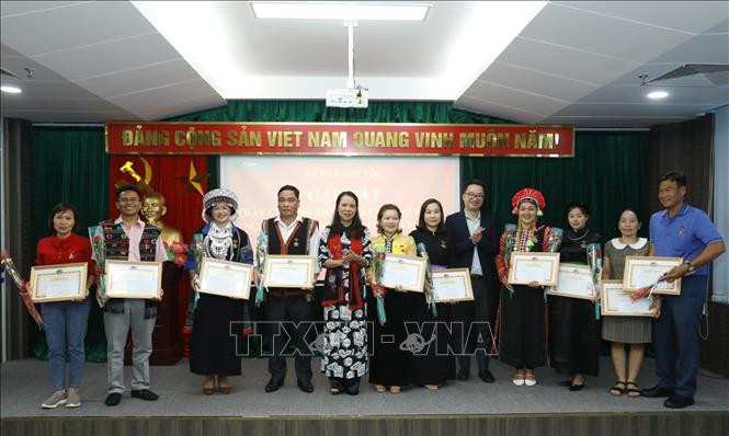 ថ្នាក់ដឹកនាំគណៈកម្មាធិការជនជាតិអញ្ជើញជួបសំណេះសំណាលជាមួយគណៈប្រតិភូ គ្រូបង្រៀនជនជាតិភាគតិចគំរូៗ ảnh 5