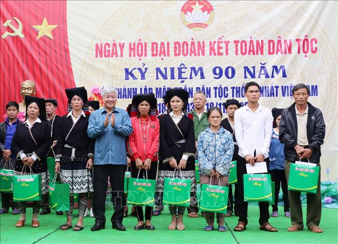 លោក ដូវ៉ាន់ជៀន រដ្ឋមន្ត្រី ទទួលបន្ទុកប្រធានគណៈ កម្មាធិការជនជាតិអញ្ជើញជូនអំណោយអោយក្រុមគ្រួសារជនជាតិភាគតិច លោក ដូវ៉ាន់ជៀន រដ្ឋមន្ត្រី ទទួលបន្ទុកប្រធានគណៈកម្មាធិការជនជាតិ អញ្ជើញចូលរួម កម្មវិធីមហាសាមគ្គីប្រជាជាតិនៅខេត្ត ហ្វាប៊ិញ ảnh 1