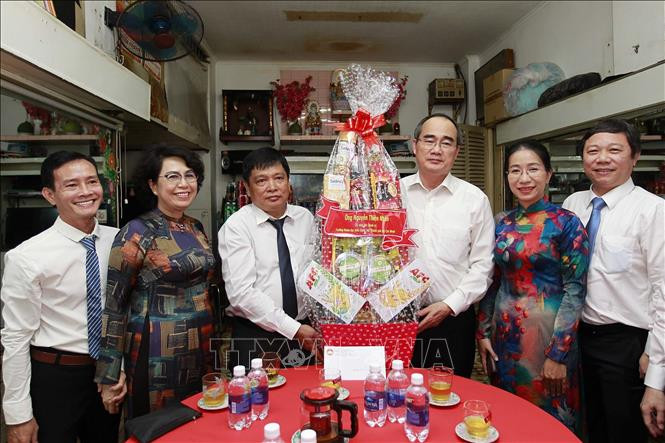 សមមិត្ត ង្វៀនធៀនញ៉ឹន រួមជាមួយនឹងថ្នាក់ដឹកនាំទីក្រុងបានអញ្ជើញចុះទៅសួរសុខទុក្ខនិងជូនអំណោយដល់លោក ទឺថាញ់សឺន ប្រធានគណៈកម្មការរណសិរ្សអនុសង្កាត់លេខ ៧ សង្កាត់លេខ ៨ សមមិត្ត ង្វៀនធៀនញ៉ឹន អញ្ជើញចូលរួមទិវាមហាសាមគ្គីជនជាតិទាំងមូលនៅទីក្រុង ហូជីមិញ ảnh 2