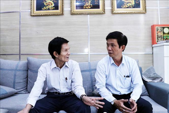 លោក ឡេវ៉ាន់បូយ (ខាងឆ្វេង) ប្រធានគណៈកម្មការការងាររណសិរ្សអនុសងា្កត់លេខ ១ សង្កាត់លេខ ២ ខណ្ឌ ភូញន់ ទីក្រុង ហូជីមិញ និងកូនប្រុស ឡេវ៉ាន់ធូ ប្រធានគណៈកម្មាធិការឃោសនាអប់រំកិច្ចការបរទេស គណៈ កម្មាធិការរណសិរ្សមាតុភូមិ វៀតណាម ទីក្រុង ហូជីមិញ កម្មាភិបាលរណសិរ្សដ៏សកម្មទាំងឡាយនៅទីក្រុង ហូជីមិញ ảnh 6