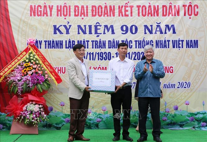 លោក ដូវ៉ាន់ជៀន រដ្ឋមន្ត្រី ទទួលបន្ទុកប្រធានគណៈ កម្មាធិការជនជាតិអញ្ជើញជូនអំណោយអោយ គណៈ កម្មាធិការប្រជាជនឃុំ ហៀនលឿង លោក ដូវ៉ាន់ជៀន រដ្ឋមន្ត្រី ទទួលបន្ទុកប្រធានគណៈ កម្មាធិការជនជាតិអញ្ជើញជូនអំណោយអោយកម្មាភិបាល ប្រជាជននៅភូមិ ងូ ឃុំ ហៀមលឿង ស្រុក ដាបាក់ ខេត្ត ហ្វាប៊ិញ សមមិត្ត ប៊ូយវ៉ាន់ខាញ់ ប្រធានគណៈកម្មាធិការប្រជាជនខេត្ត ហ្វាប៊ិញ អញ្ជើញជូនអំណោយអោយឃុំ ហៀនលឿង លោក ដូវ៉ាន់ជៀន រដ្ឋមន្ត្រី ទទួលបន្ទុកប្រធានគណៈកម្មាធិការជនជាតិ អញ្ជើញចូលរួម កម្មវិធីមហាសាមគ្គីប្រជាជាតិនៅខេត្ត ហ្វាប៊ិញ ảnh 2