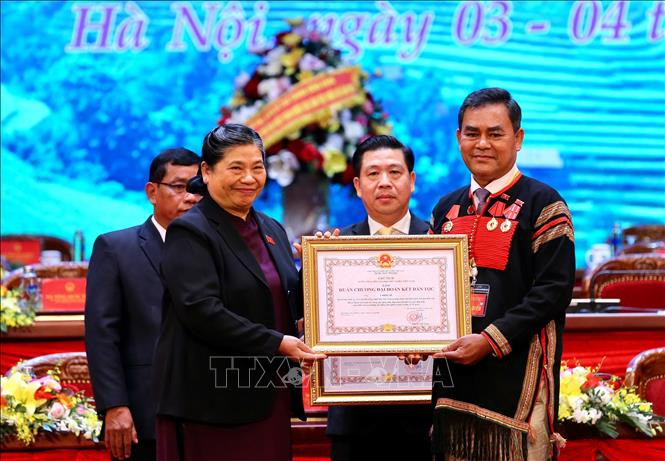 លោកស្រី តុងធីផុង អនុប្រធានអចិន្ត្រៃយ៍នៃរដ្ឋសភាអញ្ជើញប្រគល់ជូនគ្រឿងឥស្សរិយយសមហាសាមគ្គីជាតិដល់បុគ្គលទាំងឡាយ បិទមហាសន្និបាតតំណាងបណ្តាជនជាតិភាគតិច វៀតណាម ទូទាំងប្រទេសលើកទី ២ ឆ្នាំ ២០២០ ảnh 4