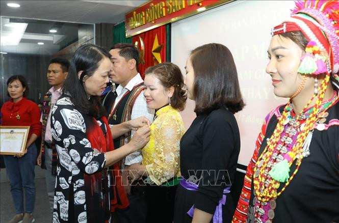 ថ្នាក់ដឹកនាំគណៈកម្មាធិការជនជាតិអញ្ជើញជួបសំណេះសំណាលជាមួយគណៈប្រតិភូ គ្រូបង្រៀនជនជាតិភាគតិចគំរូៗ ảnh 4