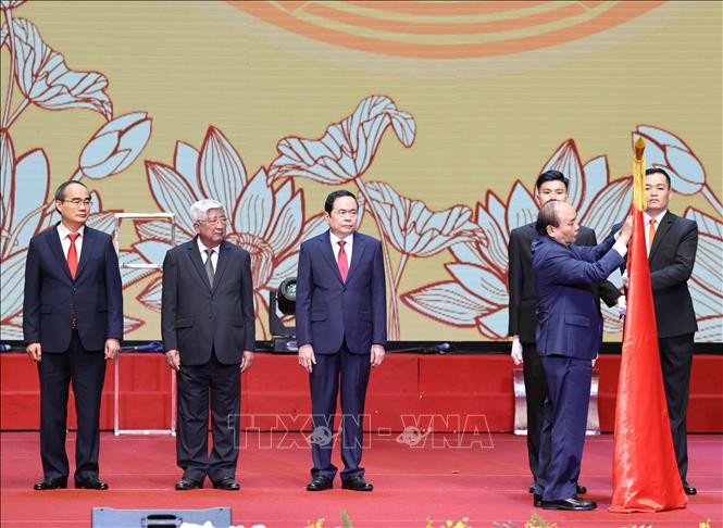 នាយករដ្ឋមន្រ្តី លោក ង្វៀនស៊ន់ភុក ប្រធានក្រុមប្រឹក្សាប្រឡងប្រណាំង - ស្ងើចសរសើរមជ្ឈិមអញ្ជើញបំពាក់គ្រឿងឥស្សរិយយស ហូជីមីញ លើទង់ប្រពៃណីរបស់រណសិរ្សមាតុភូមិ វៀតណាម ខួបគម្រប់ ៩០ ឆ្នាំដែលពោរពេញទៅដោយភាពរុងរឿងថ្កុំថ្កើងនៃបុព្វហេតុមហាសាមគ្គីទូទាំងប្រជាជាតិ ảnh 2