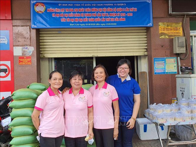 អ្នកស្រី លីង្វៀនធីង៉ា (ទីពីរ ខាងស្តាំមក) ប្រធានគណៈកម្មការការងាររណសិរ្សអនុសងា្កត់លេខ ៣ សង្កាត់លេខ ១៥ ខណ្ឌលេខ ៥ រួមជាមួយសមាគម អង្គការមហាជនទាំងឡាយ ត្រៀមរៀបចំអំណោយសម្រាប់អ្នកមាន ស្ថានភាពរស់នៅលំបាកលំបិនដែលរងផលប៉ះពាល់ពីការឆ្លងរាលដាលនៃជំងឺកូវីដ - ១៩ កម្មាភិបាលរណសិរ្សដ៏សកម្មទាំងឡាយនៅទីក្រុង ហូជីមិញ ảnh 5