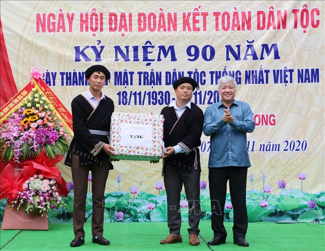 លោក ដូវ៉ាន់ជៀន រដ្ឋមន្ត្រី ទទួលបន្ទុកប្រធានគណៈ កម្មាធិការជនជាតិអញ្ជើញជូនអំណោយអោយ គណៈ កម្មាធិការប្រជាជនឃុំ ហៀនលឿង លោក ដូវ៉ាន់ជៀន រដ្ឋមន្ត្រី ទទួលបន្ទុកប្រធានគណៈ កម្មាធិការជនជាតិអញ្ជើញជូនអំណោយអោយកម្មាភិបាល ប្រជាជននៅភូមិ ងូ ឃុំ ហៀមលឿង ស្រុក ដាបាក់ ខេត្ត ហ្វាប៊ិញ សមមិត្ត ប៊ូយវ៉ាន់ខាញ់ ប្រធានគណៈកម្មាធិការប្រជាជនខេត្ត ហ្វាប៊ិញ អញ្ជើញជូនអំណោយអោយឃុំ ហៀនលឿង លោក ដូវ៉ាន់ជៀន រដ្ឋមន្ត្រី ទទួលបន្ទុកប្រធានគណៈកម្មាធិការជនជាតិ អញ្ជើញចូលរួម កម្មវិធីមហាសាមគ្គីប្រជាជាតិនៅខេត្ត ហ្វាប៊ិញ ảnh 3