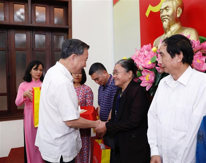 ថ្នាក់ដឹកនាំបក្ស រដ្ឋ អញ្ជើញចូលរួមកម្មវិធីមហាសាមគ្គីជនជាតិទាំងមូលនៅទីក្រុង ហាណូយ ảnh 4