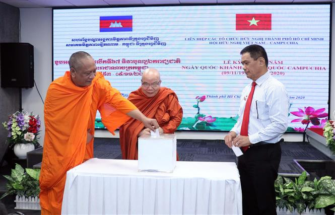 ពិធីជួបសំណេះសំណាលរំលឹកអនុស្សាវរីយ៍ខួបលើកទី ៦៧ ឆ្នាំនៃទិវាបុណ្យ​ឯករាជ្យ​ជាតិ​នៃព្រះរាជាណាចក្រ កម្ពុជានៅទីក្រុង ហូជីមិញ ảnh 2