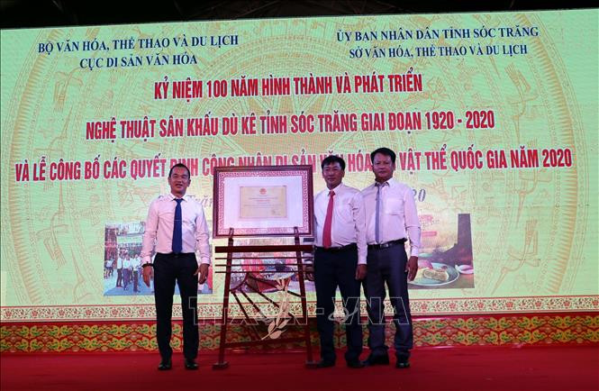 ប្រគល់សេចក្តីសម្រេចចិត្តទទួលស្គាល់បេតិកភណ្ឌវប្បធម៌អរូបីលំដាប់ជាតិចំពោះរបរសិប្បកម្មនំពា សុកត្រាំង ខេត្ត សុកត្រាំង៖ រំលឹកអនុស្សាវរីយ៍ខួបគម្រប់ ១០០ ឆ្នាំនៃល្ខោនយូកេនិងប្រកាសទម្រង់បេតិកភណ្ឌវប្បធម៌អរូបីទាំងឡាយ ảnh 3