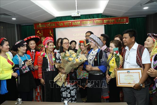 ថ្នាក់ដឹកនាំគណៈកម្មាធិការជនជាតិអញ្ជើញជួបសំណេះសំណាលជាមួយគណៈប្រតិភូ គ្រូបង្រៀនជនជាតិភាគតិចគំរូៗ ảnh 2