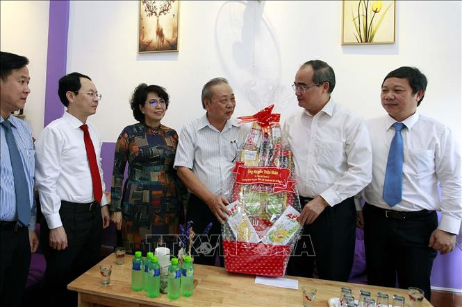 សមមិត្ត ង្វៀនធៀនញ៉ឹន រួមជាមួយនឹងថ្នាក់ដឹកនាំទីក្រុងបានអញ្ជើញមកសួរសុខទុក្ខនិងជូនអំណោយដល់លោក តូនថាញ់គឿង ជាបក្ខជានមានអាយុបក្ស ៥០ ឆ្នាំ មានទីលំនៅដ្ឋាននៅលេខ ៦៣៤ A វិថី ង្វៀនត្រាយ សមមិត្ត ង្វៀនធៀនញ៉ឹន អញ្ជើញចូលរួមទិវាមហាសាមគ្គីជនជាតិទាំងមូលនៅទីក្រុង ហូជីមិញ ảnh 1