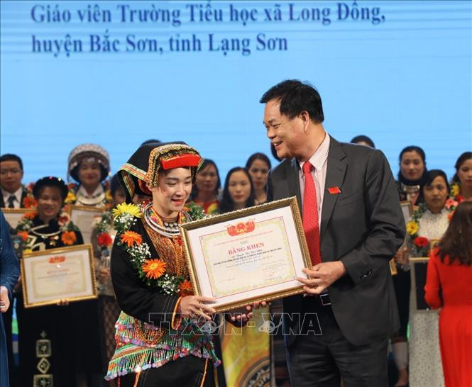 សមមិត្ត ហ្វ៊ិញតឹនវៀត សមាជិកគណៈកម្មាធិការមជ្ឈិមបក្ស លេខានៃគណៈកម្មាធិការប្លុកនៃស្ថាប័នមជ្ឈិមទាំងឡាយអញ្ជើញប្រគល់ជូនប័ណ្ណសរសើរដល់លោកគ្រូអ្នកគ្រូដែលត្រូវបានលើកសរសើរ ទិវាគ្រូបង្រៀន វៀតណាម ថ្ងៃទី ២០ ខែ វិច្ឆិកា៖ លើកសរសើរគ្រូបង្រៀនគំរូៗ ជាជនជាតិភាគតិចចំនួន ៦៣ រូប ảnh 4