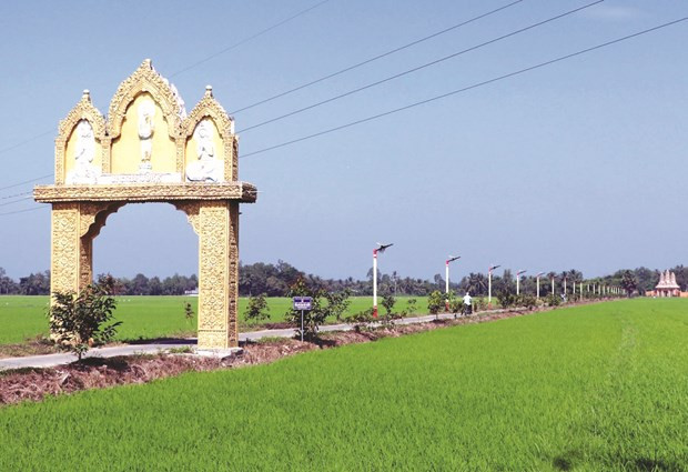 រូបថតដែលបានចុះផ្សាយលើគហ៍ទំព៌រនឌសារព័ត៌មានអេឡិចត្រូនិចកោះសន្តិភាពដោយដាក់ចំណងជើងរូបថតថា "មាន ១០០ % ឃុំក្នុងស្រុកមីស្វៀន ខេត្តសុកត្រាំង (ភាគខាងត្បូង វៀតណាម) សម្រេចលក្ខណៈវិនិច្ឆ័យខាងចរាចរណ៍ក្នុងការកសាងជនបទថ្មី បង្កលក្ខណៈងាយស្រួលសម្រាប់ការធ្វើដំណើរទៅមក និងដឹកជញ្ជូនទំនិញនៃបងប្អូនជនជាតិខ្មែរ ។" ប្រព័ន្ធផ្សព្វផ្សាយកម្ពុជាលើកឡើងពីការផ្លាស់ប្តូរជាវិជ្ជមានក្នុងជីវភាពរស់នៅរបស់ជនជាតិខ្មែរនៅ វៀតណាម ảnh 2