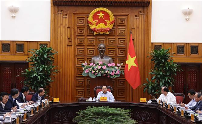 នារសៀលនៃថ្ងៃទី ៥ ខែ វិច្ឆិកា នៅ ហាណូយ លោកនាយករដ្ឋមន្ត្រី ង្វៀនស៊ន់ភុក ប្រធានអាស៊ាន ២០២០ អញ្ជើញជាអធិបតីភាពក្នុងកិច្ចប្រជុំដើម្បីត្រងស្តាប់ការរាយរបាយការណ៍របស់ក្រសួង ផ្នែក ស្ថាប័ន ទាំងឡាយ អំពីការងារត្រៀមរៀបចំសម្រាប់កិច្ចប្រជុំកំពូល អាស៊ាន លើកទី ៣៧ និងកិច្ចប្រជុំកំពូលពាក់ព័ន្ធ នានាដែលនឹងប្រព្រឹត្តឡើងចាប់ពីថ្ងៃទី ១២ ដល់ថ្ងៃទី ១៥ ខែ វិច្ឆិកា នៅ ហាណូយ តាមទម្រង់សន្និសីទវីដេអូ។ ក្នុងរូបថត៖ លោកនាយករដ្ឋមន្ត្រី ង្វៀនស៊ន់ភុក អញ្ជើញថ្លែងយោបល់ក្នុងកិច្ចប្រជុំ។ រូបថត៖ ទីភ្នាក់ងារព័ត៌មាន វៀតណាម កិច្ចប្រជុំកំពូល អាស៊ាន លើទី ៣៧៖ ជំរុញកិច្ចសហប្រតិបត្តិការក្នុងបរិបទនៃបរិការណ៍ថ្មី ảnh 1