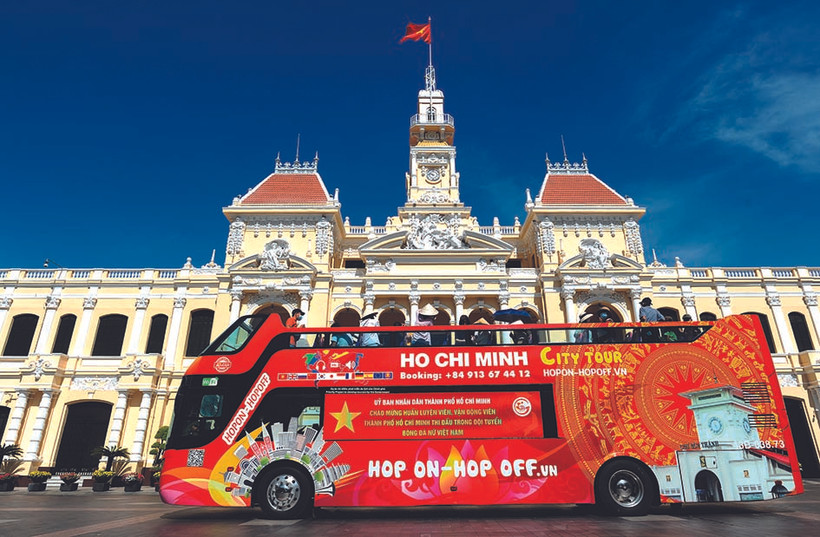 ភ្ញៀវទេសចរជ្រើសរើសឡានក្រុងពីរជាន់បើកដំបូលធ្វើជាមធ្យោបាយធ្វើដំណើរនៅពេលអញ្ជើញទស្សនាទីក្រុង ហូ ជីមិញ