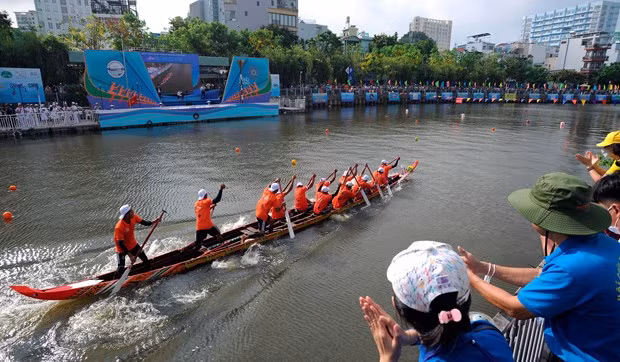 ទិដ្ឋភាពនៃពិធីបុណ្យប្រណាំងទូកលើកទីមួយត្រូវបានប្រព្រឹត្តនៅទីក្រុង ហូ ជីមិញ។ រូបថត៖ អានហៀវ