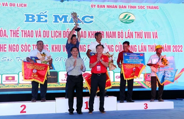 ប្រធានគណៈកម្មាធិការប្រជាជនខេត្ត សុកត្រាំង ប្រគល់ពានរង្វាន់និងទង់ដល់ក្រុមៗ មានចំណាត់ថ្នាក់ខ្ពស់ជាងគេក្នុងការប្រណាំងទូក ង បុរស