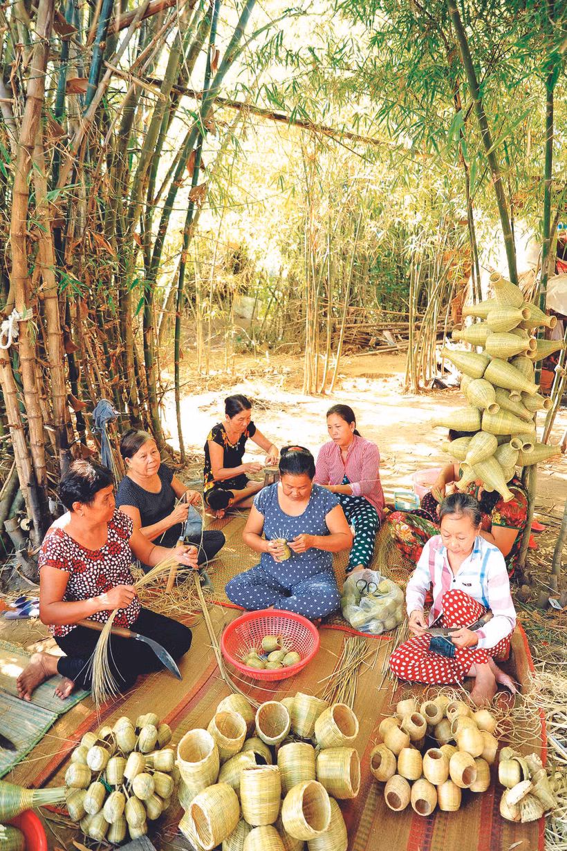 តម្បាញរវៃផលិតផលហត្ថកម្មវិចិត្រសិល្បៈភូមិ យ៉ុងឌិញ ឃុំ ដាយអាន ស្រុក ត្រាគូ (ខេត្ត ត្រាវិញ)