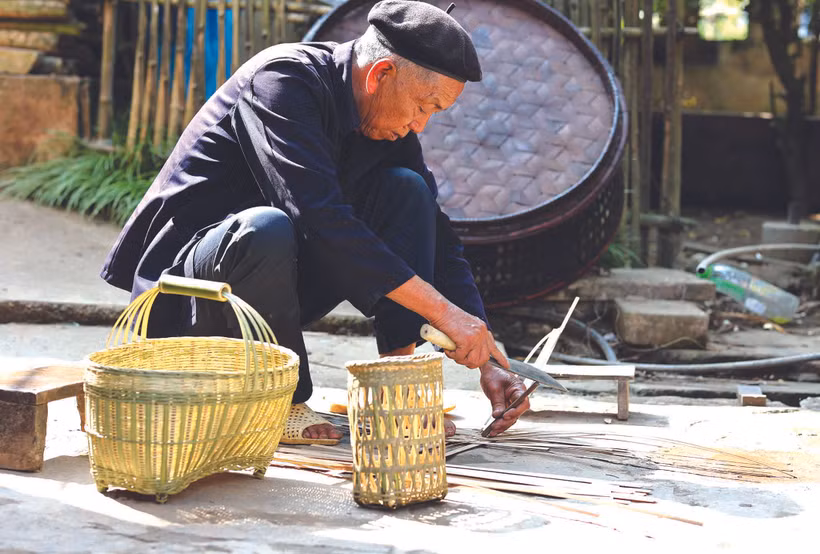 ក្នុងអាយុ ៧១ ឆ្នាំប្លាយ សិប្បករ លី ហ៊ើស៊ុយ នៅ ភូមិ ចន់ថែន ឃុំ អ៊ីទី នៅតែព្យាយាមជាមួយនឹងចម្រៀកពក ឫស្សី ត្បាញឧបករណ៍ប្រពៃណីរបស់ជនជាតិ ហាញី