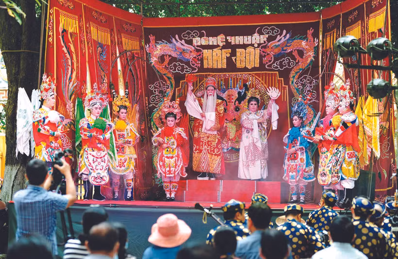 ការសម្តែងសិល្បៈ ហាតបូយ នៅមតកចេតិយលោកតាលោកយាយ ជៀវ នៅខណ្ឌ ប៊ិញថាញ់ នារសៀលថ្ងៃអាទិត្យរៀងរាល់សប្តាហ៍