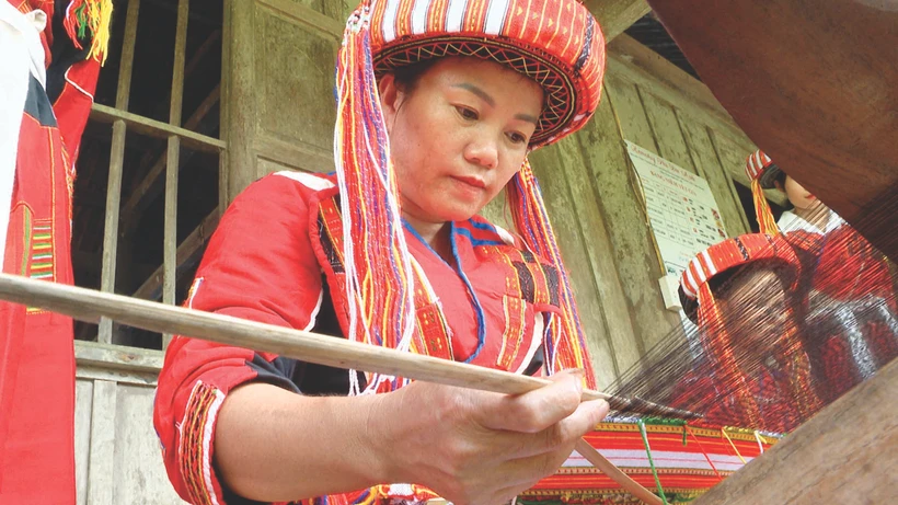 អ្នកស្រី ម៉ា ធីបឹម ជក់ចិត្តនឹងរបរប៉ាក់ ត្បាញប្រពៃណីរបស់ជនជាតិ ប៉ាថែន