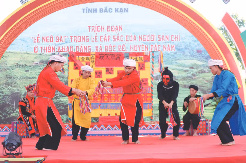 ឈុតឆាកដកចេញពី "ពិធីប្រសូត្រពីលើរាន" ក្នុងពិធីបុណ្យផ្តល់ស័ក្តិពេញវ័យរបស់ជនជាតិ សានជី នៅភូមិ ខូវដឹង ឃុំ បុកបូ ស្រុក ប៉ាកណាំ ខេត្ត បាក់កាន